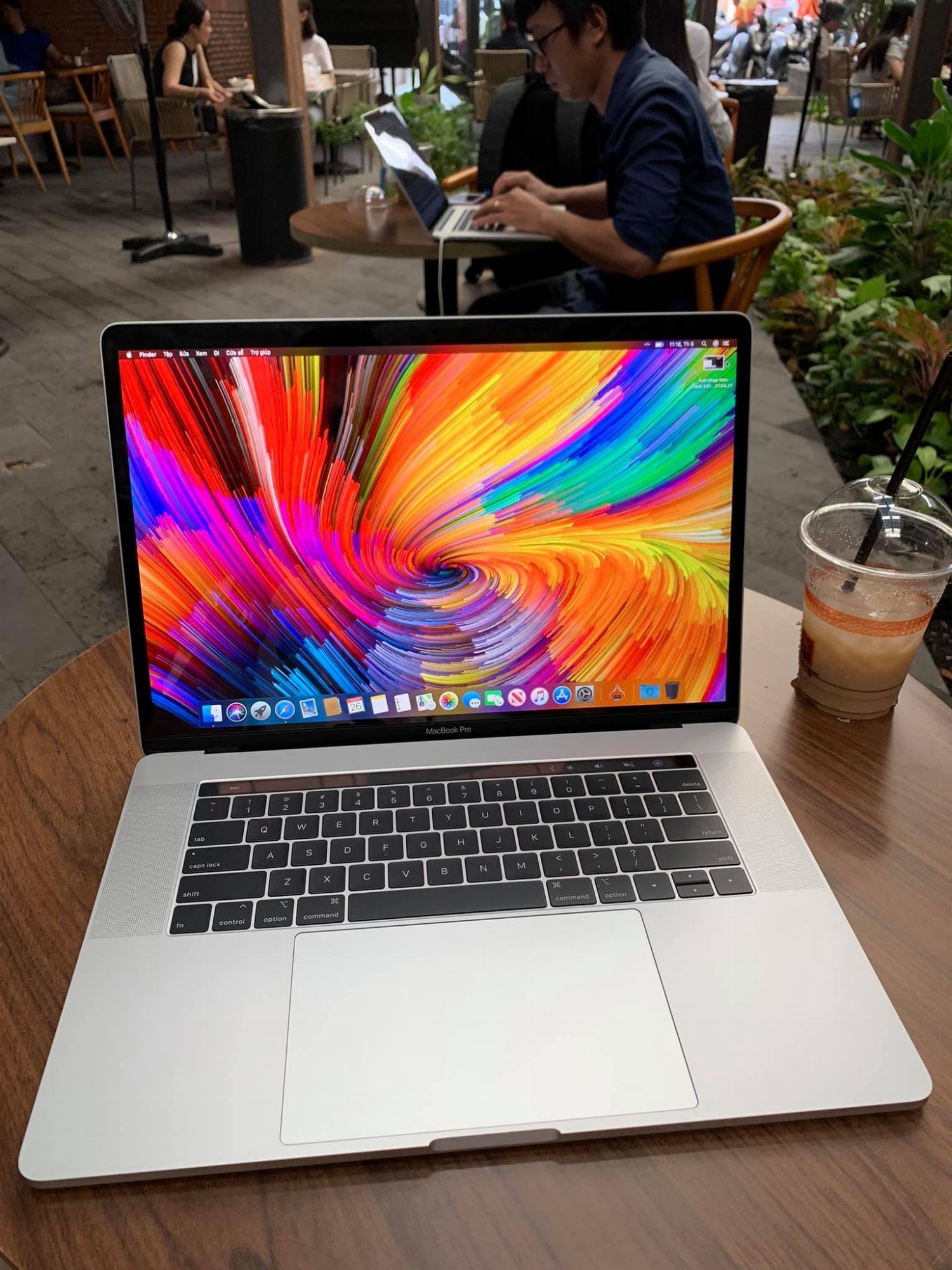 MacBook Pro 15 inch 2017 mở màn hình trên bàn