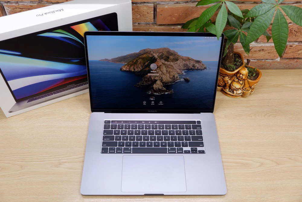 MacBook Pro 16 inch 2019 mở màn hình cạnh hộp