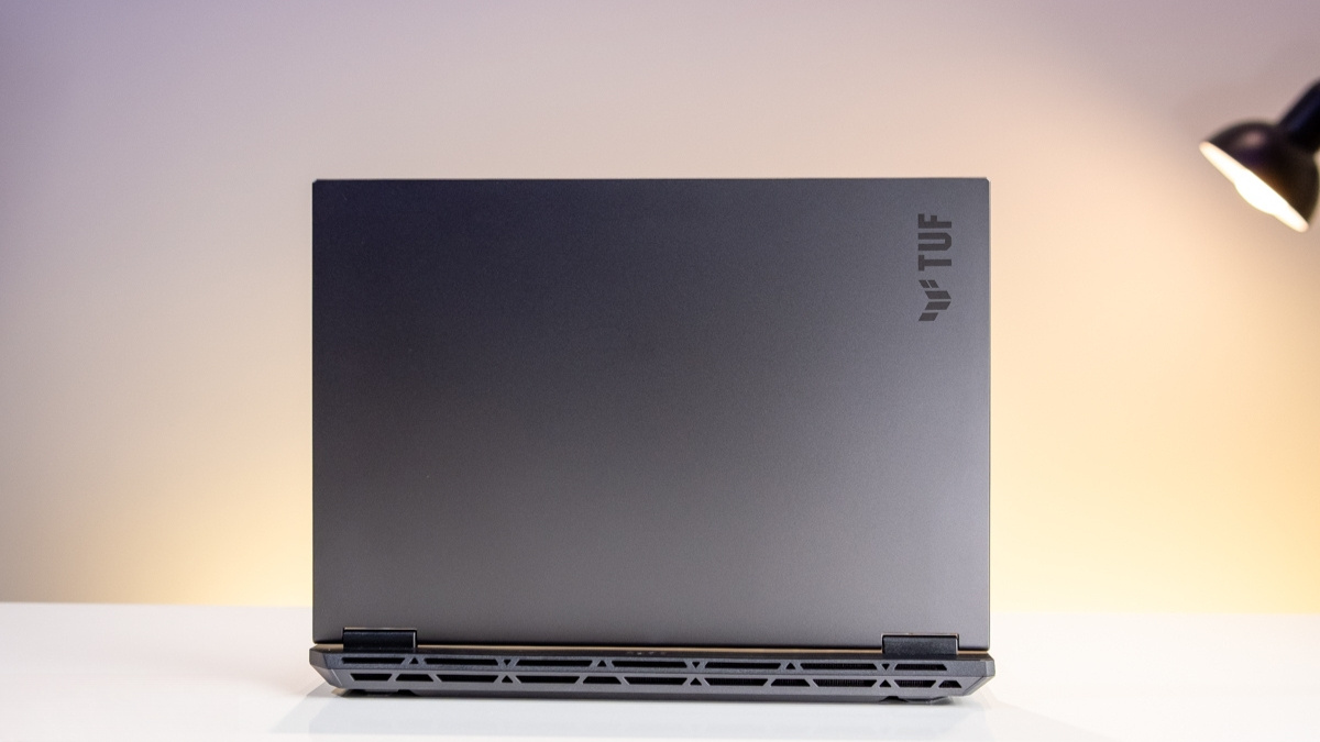 Pin 90Wh và cổng Thunderbolt 4 của ASUS TUF Gaming F16 FX608JHR-RV037W