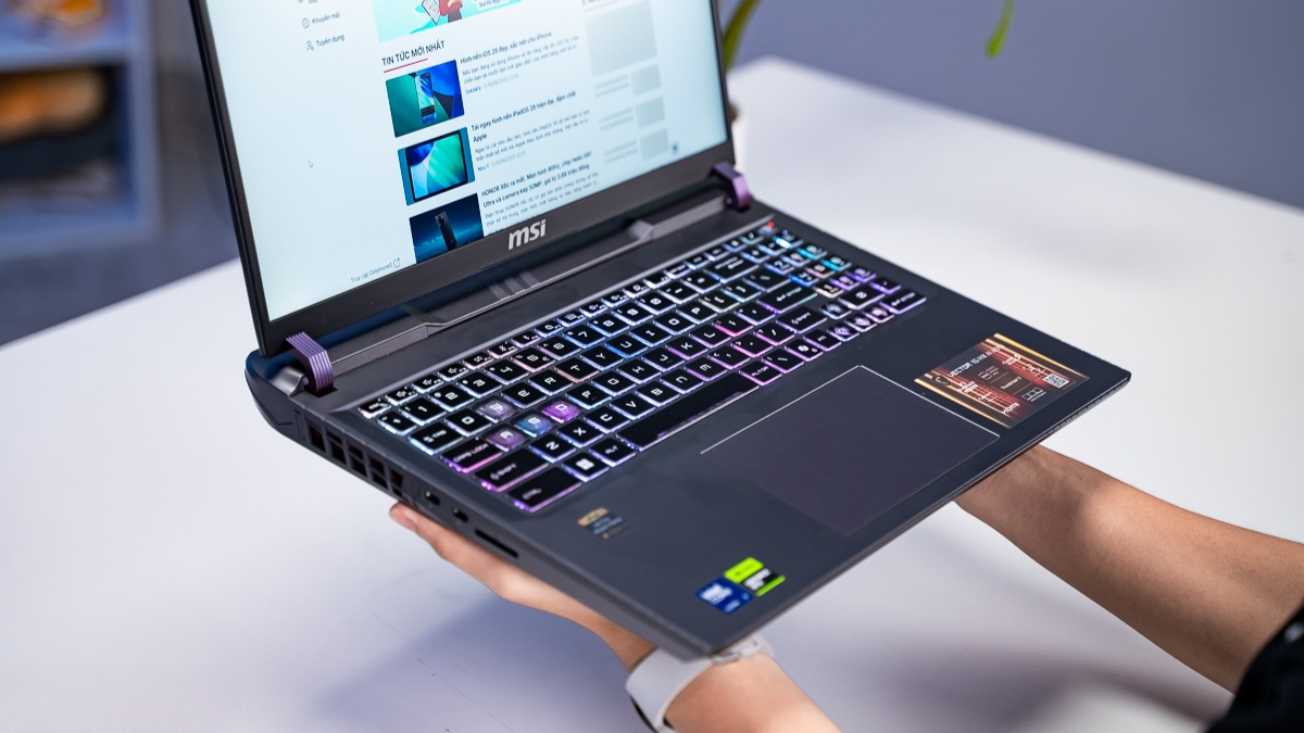 Thân máy màu xám của MSI Vector 16 HX AI A2XWHG-010VN