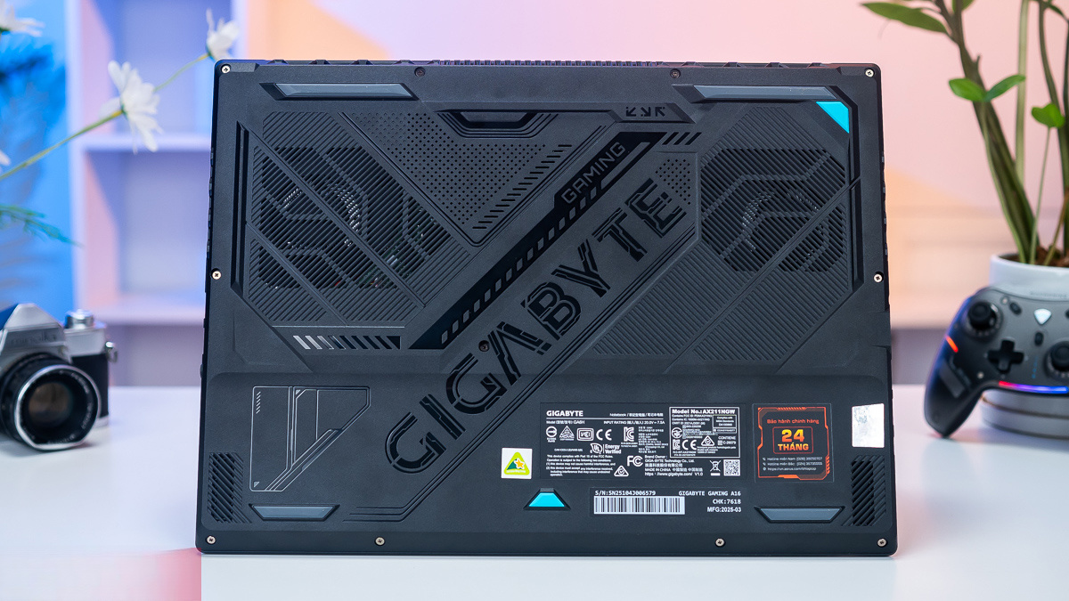 Pin dung lượng 76,1Wh và cổng kết nối trên Gigabyte Gaming A16 GA6H-CTHH3VN893SH