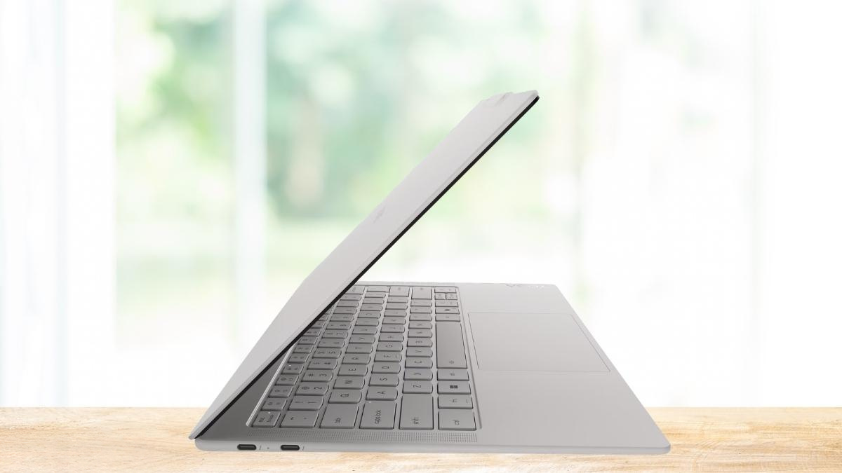 Màn hình POLED 2,8K của Lenovo Yoga Slim 7 Ultra 14IPH11 83QK0015VN