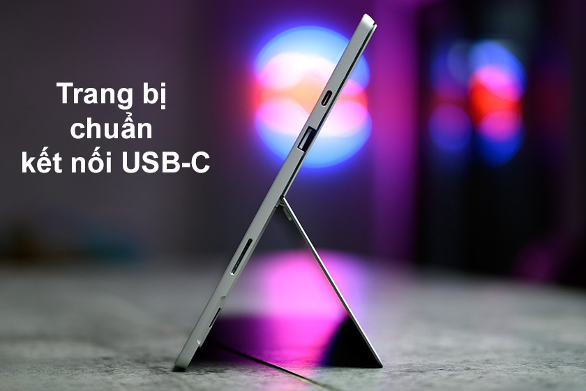 Cổng kết nối USB-C và USB-A hiện đại trên thân máy Surface Pro 7