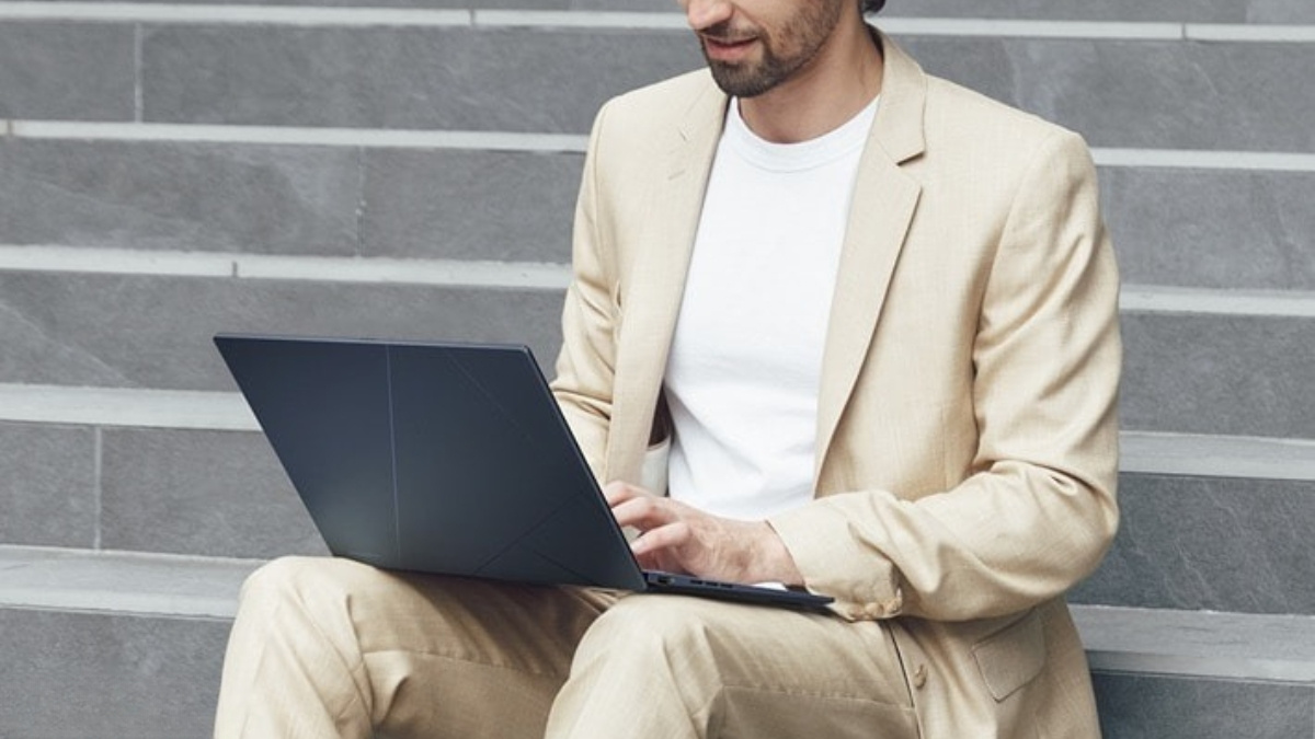 Sạc linh hoạt và cổng kết nối của ASUS Zenbook 14 UX3405CA-ST648W