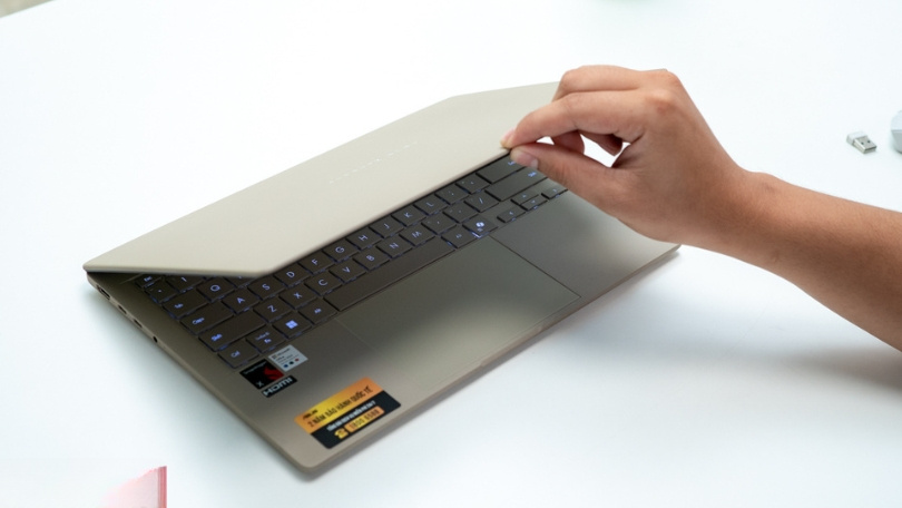 Thiết kế siêu nhẹ của ASUS Zenbook A14 UX3407QA-QD299WS