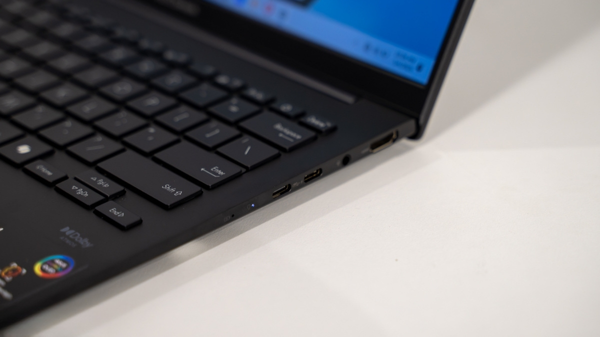 Pin và cổng kết nối của ASUS Zenbook 14 UM3406KA-PP590WS