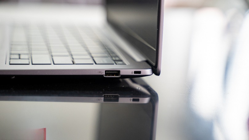 Pin và cổng Thunderbolt 4 của ASUS ExpertBook P5 P5405CSA-NZ0017W