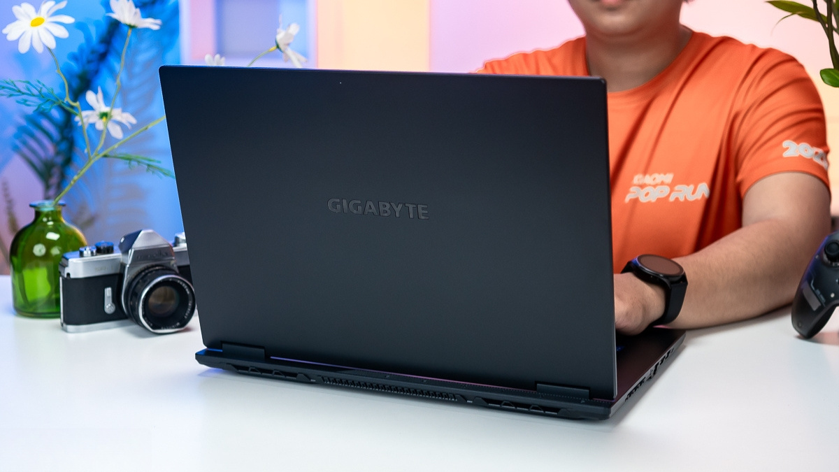 Kiểu dáng thiết kế góc cạnh của laptop Gigabyte Gaming A16 GA6H-CMHI2VN893SH