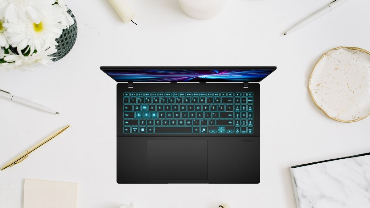 Thiết kế màu đen của laptop ASUS Gaming V16 V3607VJ-RP071W