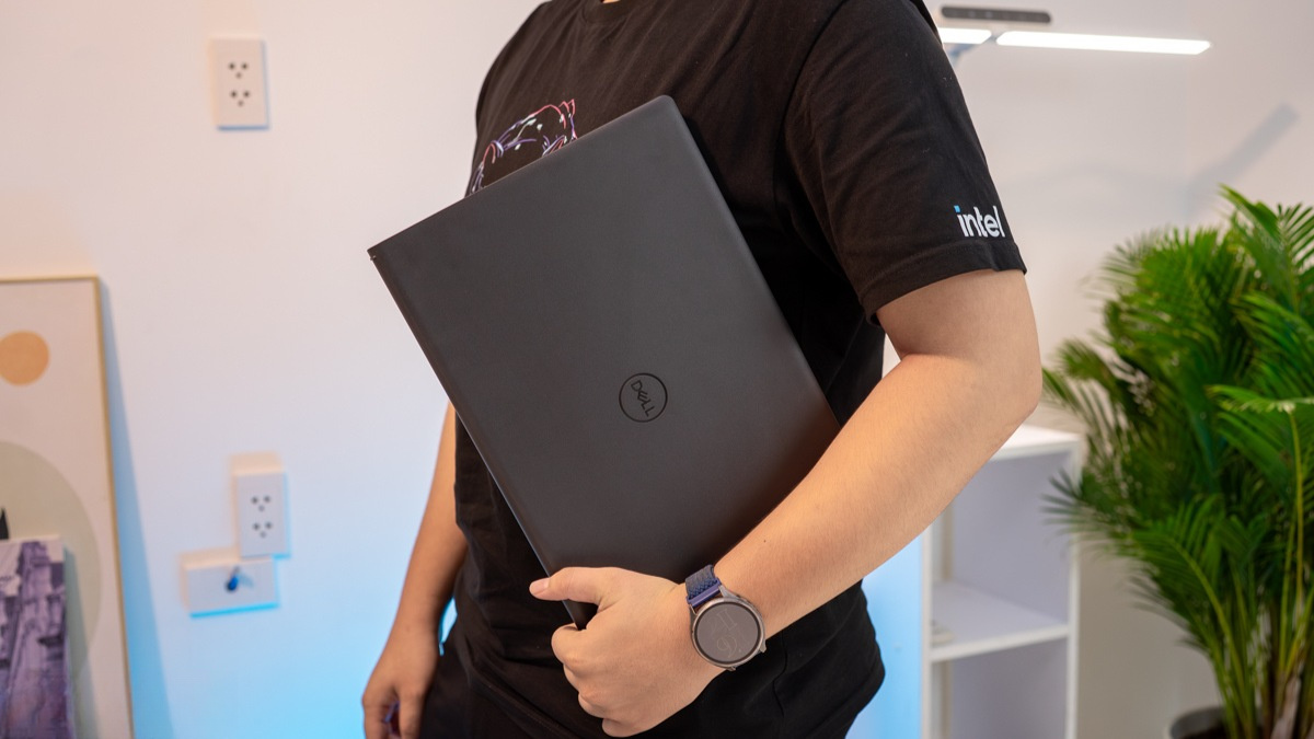 Thiết kế màu đen của Dell 15 DC15250 KR0N9