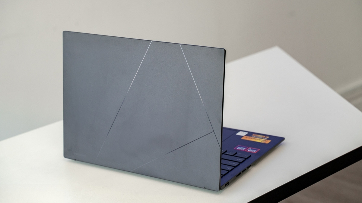 Thiết kế siêu mỏng của ASUS Zenbook 14 UM3406KA-PP590WS