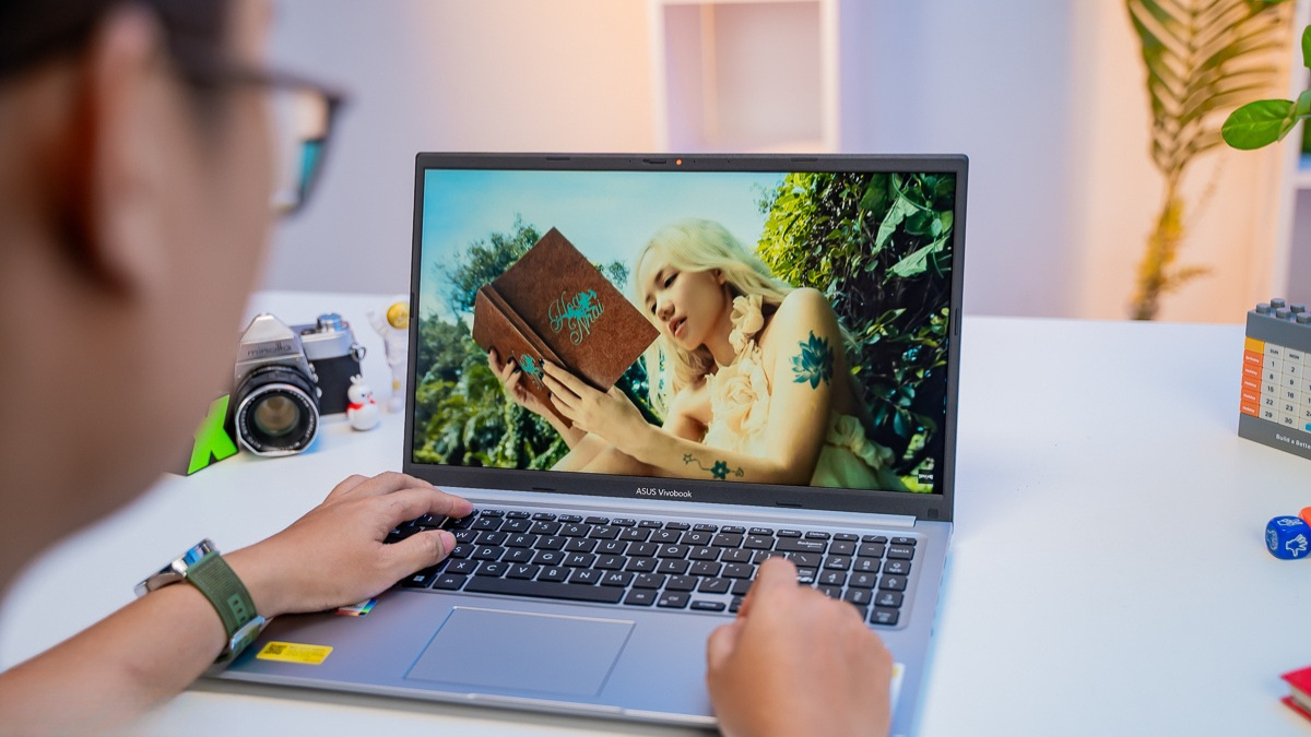 Màn hình của ASUS Vivobook 15 X1502VA-BQ886W