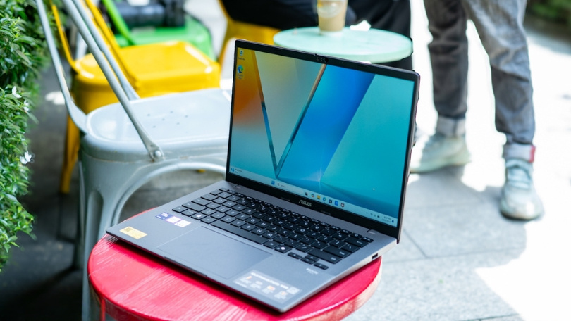 Pin và cổng kết nối của ASUS Vivobook S14 S3407CA-LY095WS