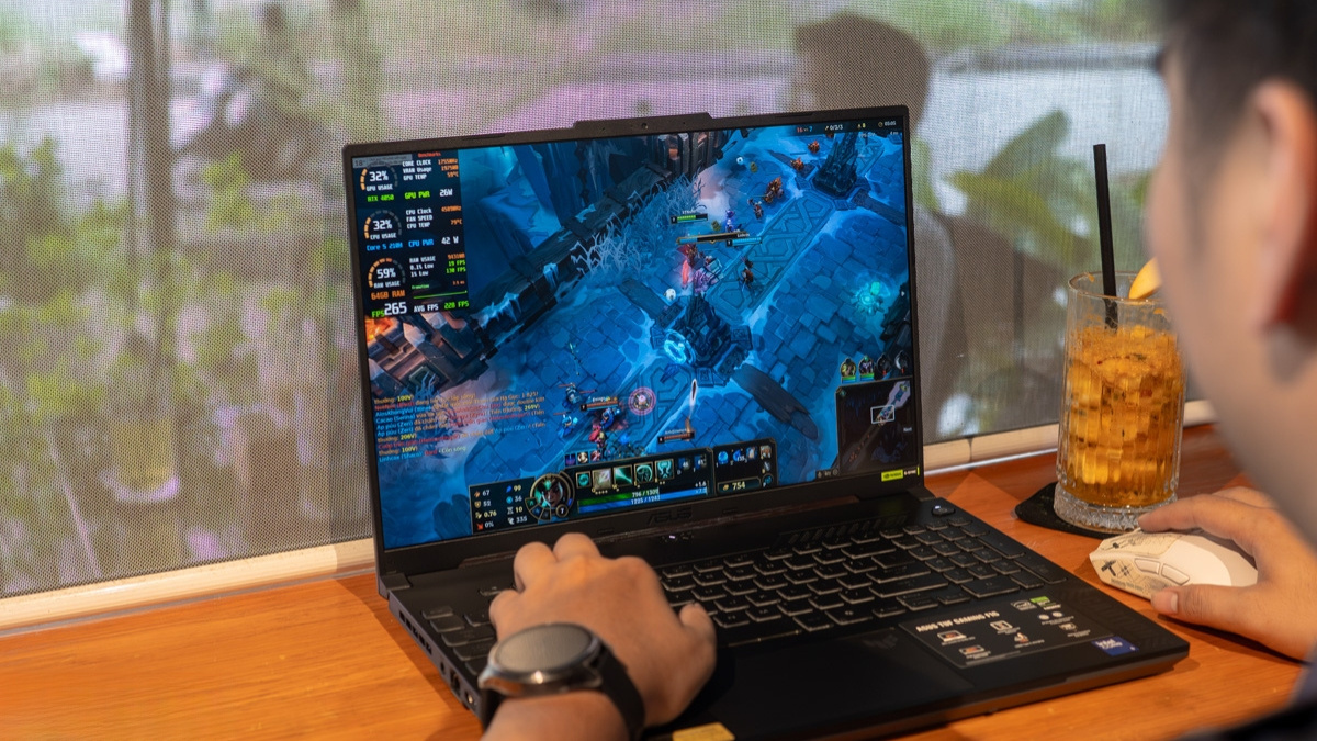 Pin và cổng Thunderbolt 4 của ASUS TUF Gaming F16 FX607VU-RL045W