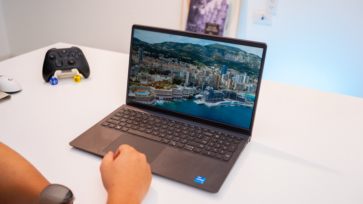 Màn hình 15,6 inch 120Hz của laptop Dell 15 DC15250 KR0N9