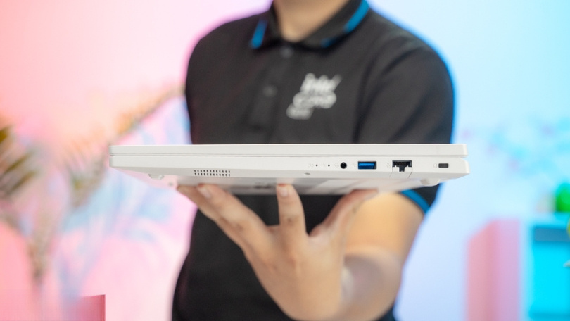 Pin 53Wh và cổng kết nối Acer Nitro Lite 16 NL16-71G-71UJ