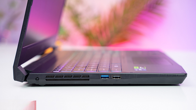 MSI Katana 15 B13VFK-676VN nhìn từ phía trước
