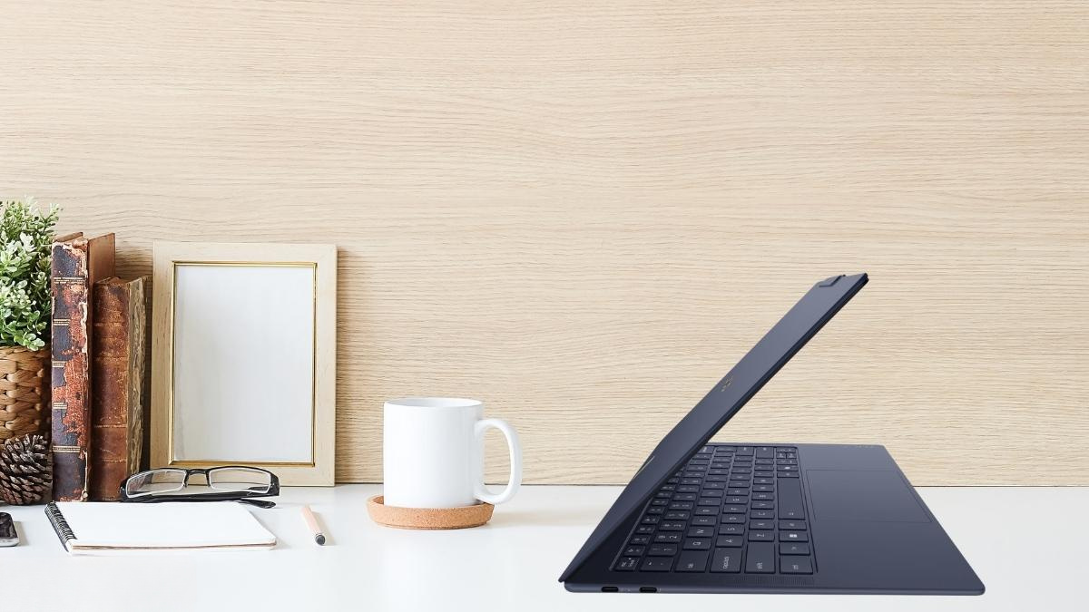 Thiết kế màu xanh của Lenovo Yoga Slim 7 Ultra 14IPH11 83QK006GVN