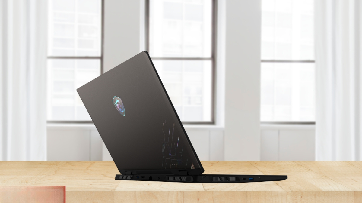 Pin 90Wh và cổng kết nối của MSI Crosshair 16 HX AI D2XWGKG-034VN