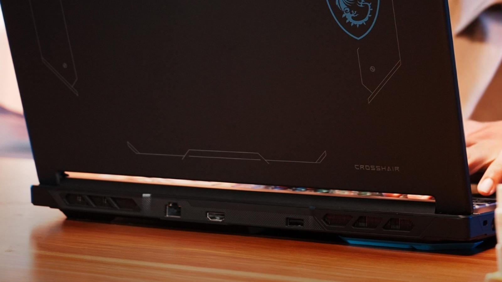 Cụm cổng USB, HDMI và LAN của MSI Crosshair 16 HX E14WEK-076VN