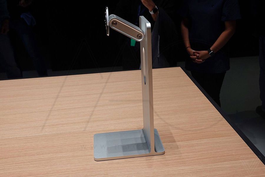 Để xứng đáng với mức giá 999 USD của mình, chân đế Pro Stand có thể nghiêng và điều chỉnh độ cao màn hình