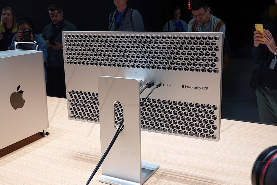 Phía sau màn hình Apple Pro Display XDR với thiết kế các lỗ tròn giúp thông thoáng hơn