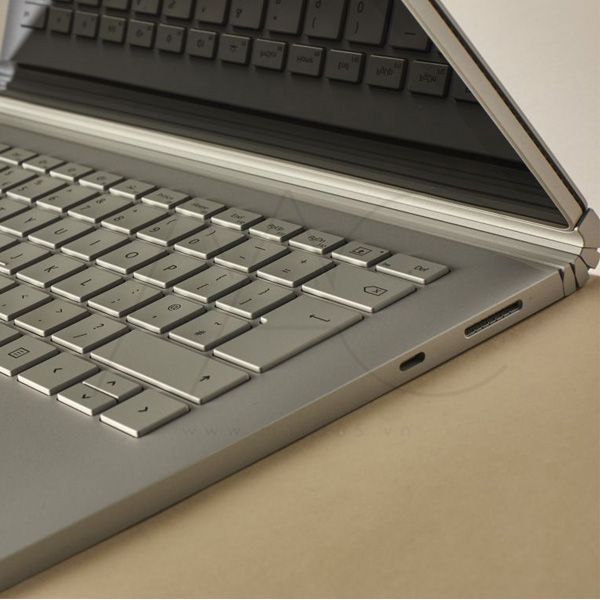 Gõ vào Surface Book 2 cho cảm giác rất giống như gõ trên Surface Book trước đó