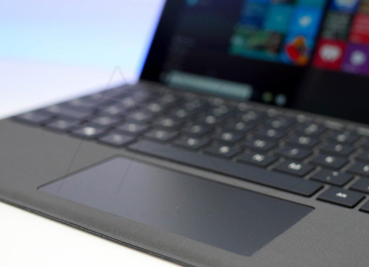 TrackPad của Type Cover Surface Pro 4 đã mượt hơn rất nhiều khi vuốt so với các phiên bản trước của nó