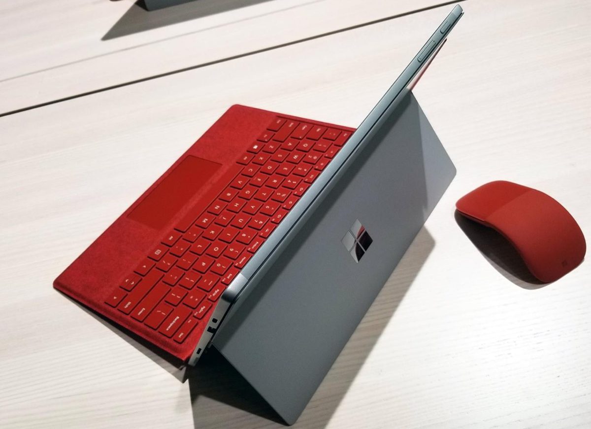 Đánh giá chi tiết Surface Pro 7 - Các phím đèn nền của Type Cover có kích thước lớn, cách đều nhau và mang lại khả năng di chuyển sâu đáng ngạc nhiên