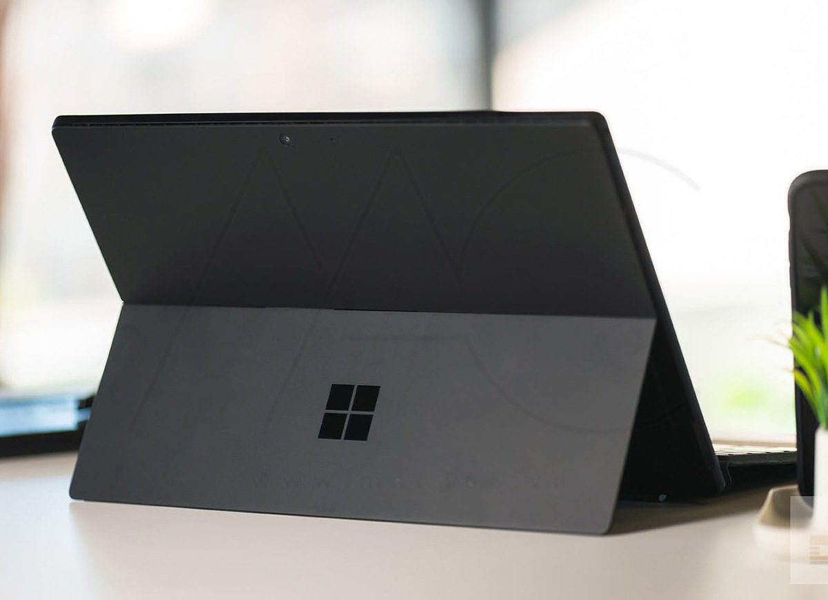 với Surface Pro 6, chúng ta có một chiếc laptop với bên ngoài là một loại silicon mới hơn và tùy chọn màu đen rất đẹp mắt.