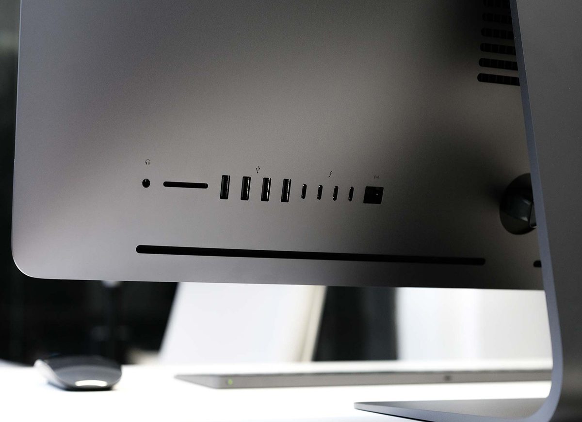  iMac Pro - bốn cổng Thunderbolt 3 USB-C, 4 cổng USB-A 3.0, cổng Ethernet 10Gb, giắc âm thanh 3,5 mm và khe cắm thẻ SD