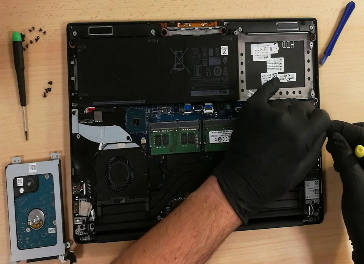 Đánh giá máy trạm Dell Precision 5530 - Ổ đĩa có thể thay thế bởi người dùng cuối