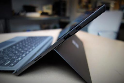 Cả hai đều cung cấp kết nối không dây Bluetooth