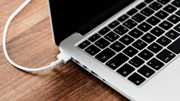 Tránh sạc Macbook qua đêm là cách sạc pin Macbook đúng