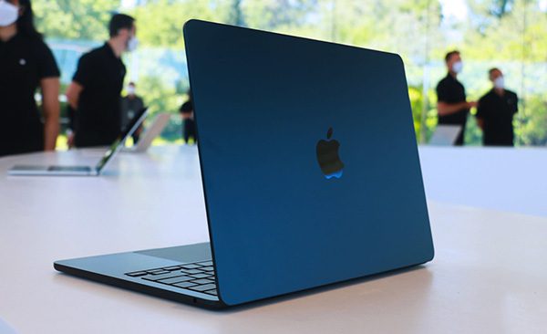 Giá thành của Macbook Air có phần cao hơn so với hãng khác với cùng cấu hình