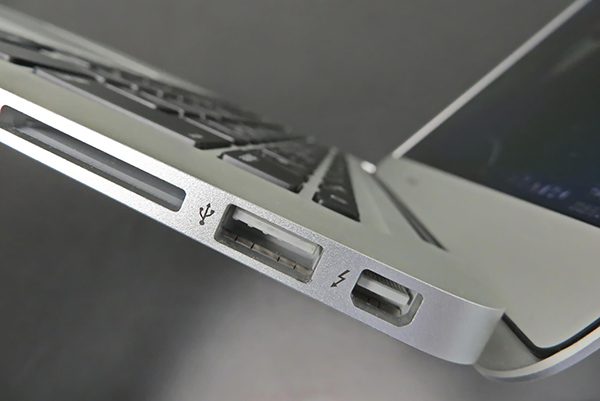 Kiểm tra kỹ lưỡng các cổng kết nối của laptop cũ