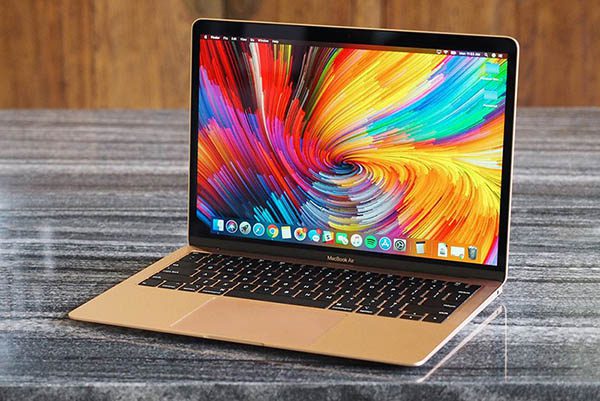 Màn hình sắc nét, âm thanh sống động là ưu điểm Macbook được người dùng đánh giá cao
