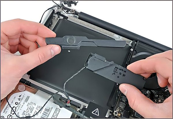 Macbook bị bụi cũng có thể khiến loa bị rè