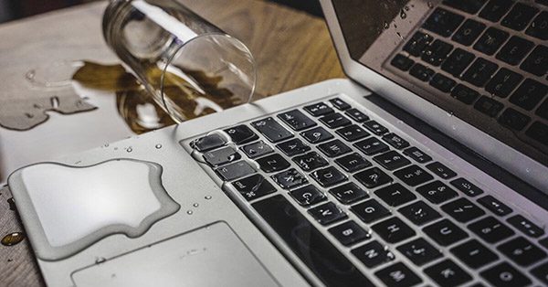 Macbook bị rơi vào nước cũng có thể khiến loa bị rè