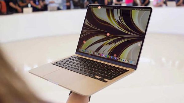 Nhờ trọng lượng nhẹ mà Macbook có thể cùng bạn vi vu đến bất kỳ đâu