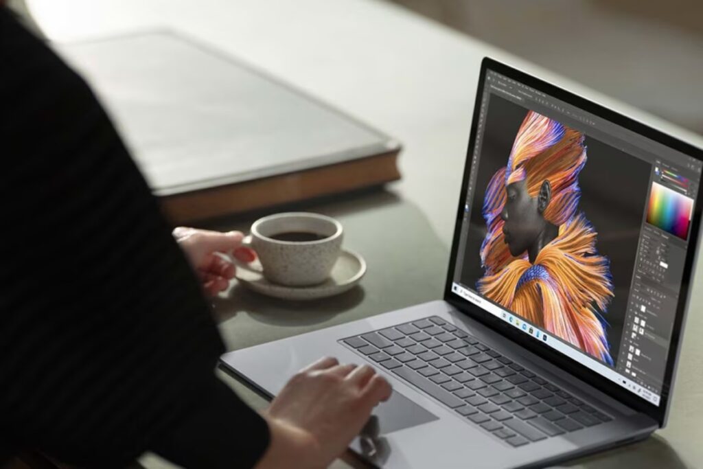 Màn hình của Surface Laptop 3 sắc nét, mang lại những hình ảnh chân thực, sống động