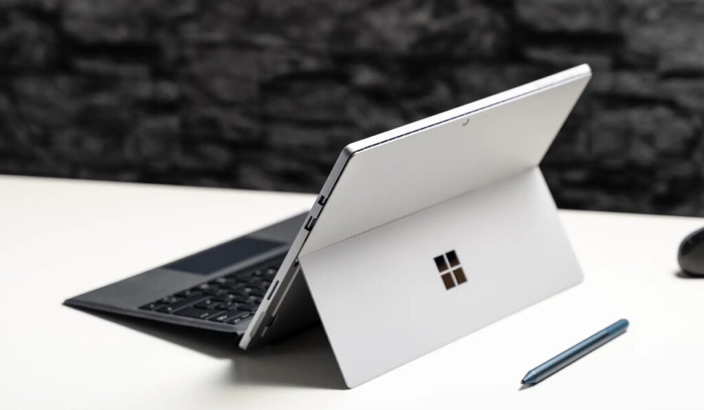Microsoft Surface Pro 6 có thể sử dụng liên tục từ 9 đến 13,5 giờ