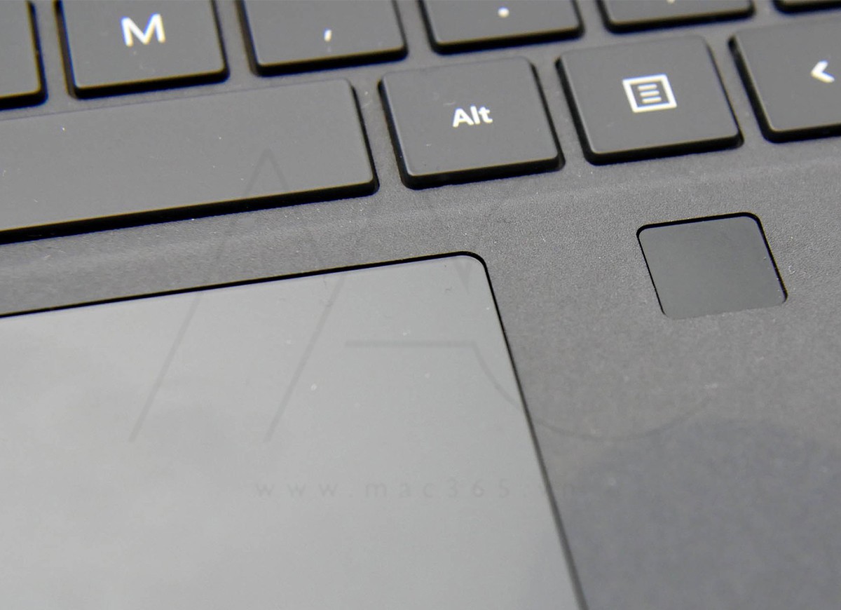 Với phiên bản Type Cover Surface Pro 4 này, Microsoft đã tích hợp thêm vân tay cho người dùng