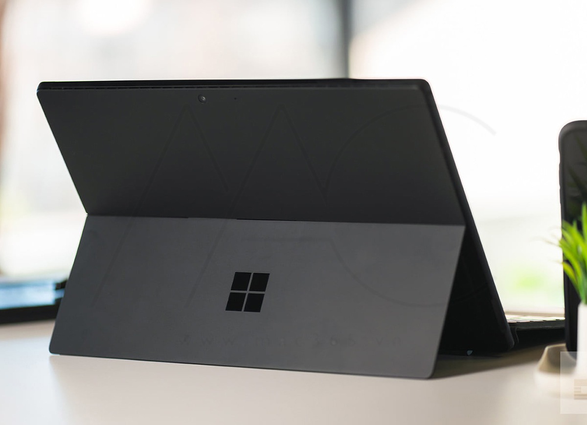 với Surface Pro 6, chúng ta có một chiếc laptop với bên ngoài là một loại silicon mới hơn và tùy chọn màu đen rất đẹp mắt. 