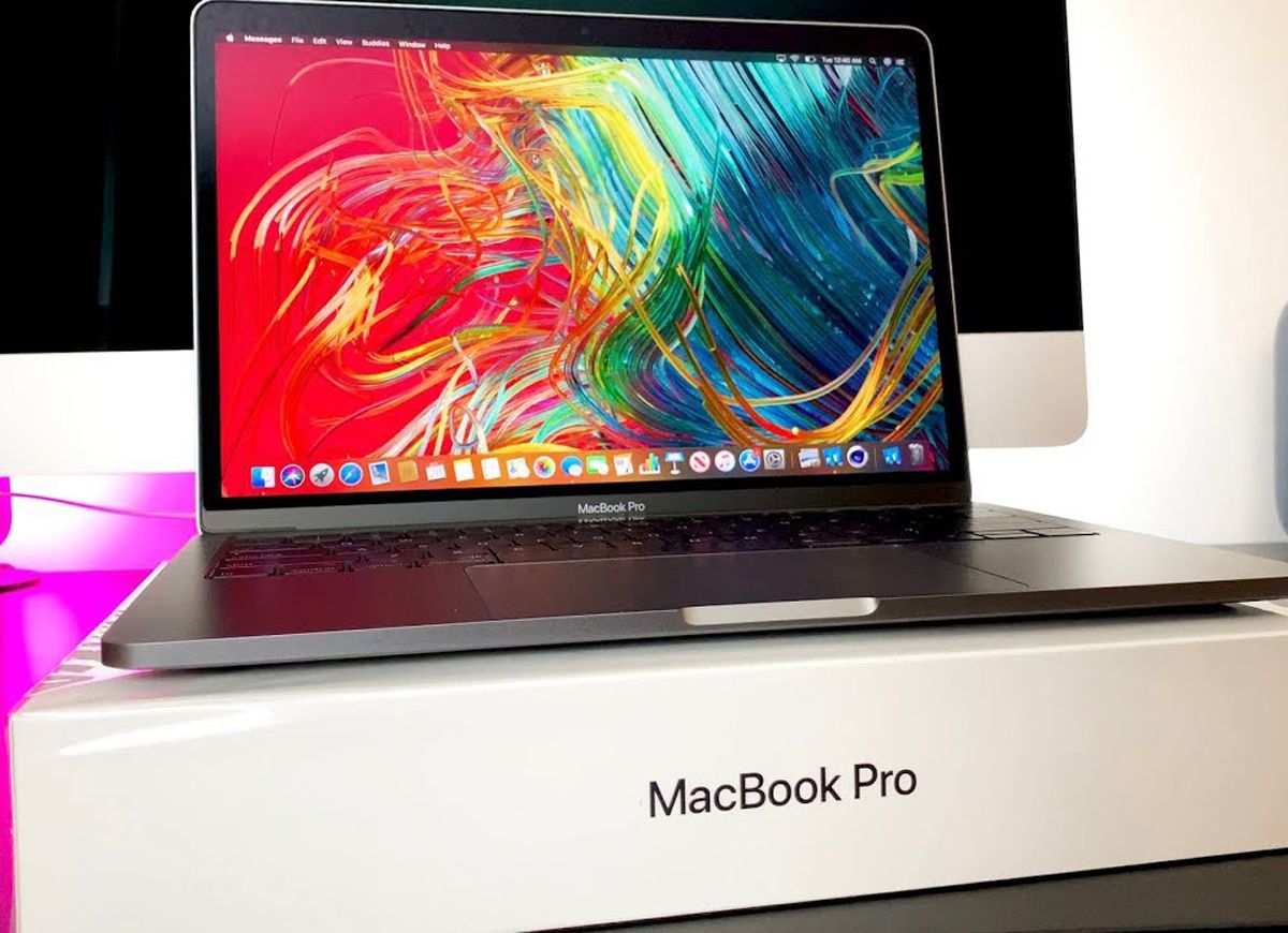 Mac365 | •MacBook Pro 13 inch: 30,41cm x 21,24cm x 14,9mm; 1,37kg