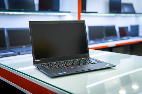 ThinkPad X1 Carbon Gen 2 có thiết kế nhỏ gọn